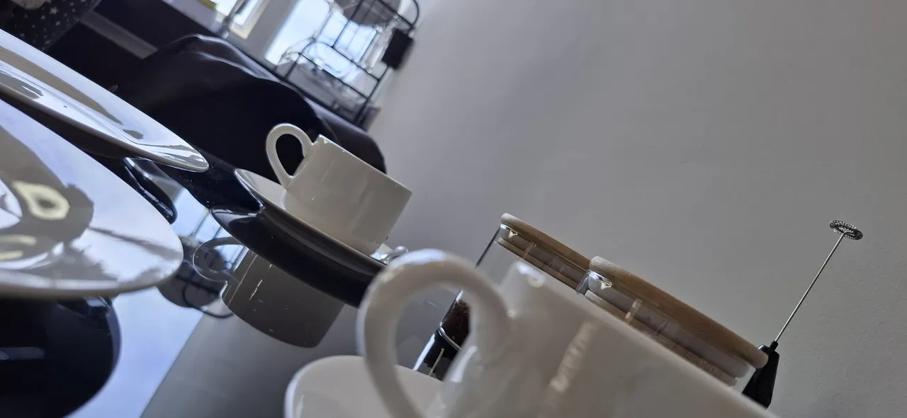Mesa de desayuno con tazas blancas